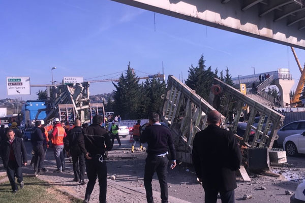 İstanbul’da tır üst geçide çarptı