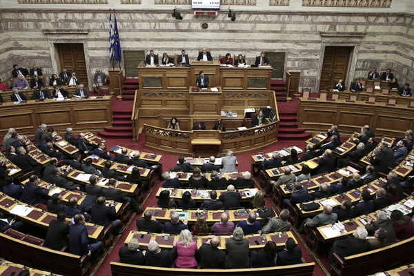 Yunanistan'da yeni bir 'kemer sıkma' kararı