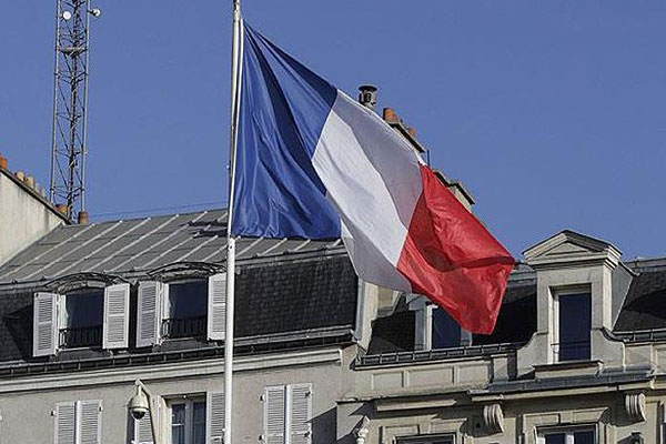 Fransa'da cami duvarına ırkçı sloganlar yazıldı