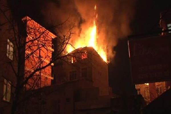 Ümraniye'de korkutan yangın