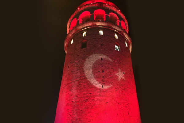 Galata Kulesi kırmızı beyaza büründü