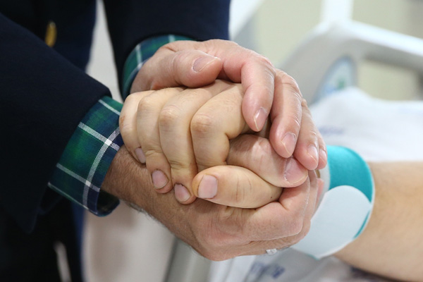 Şarapnel parçası telefonuna isabet etti, hayatta kaldı