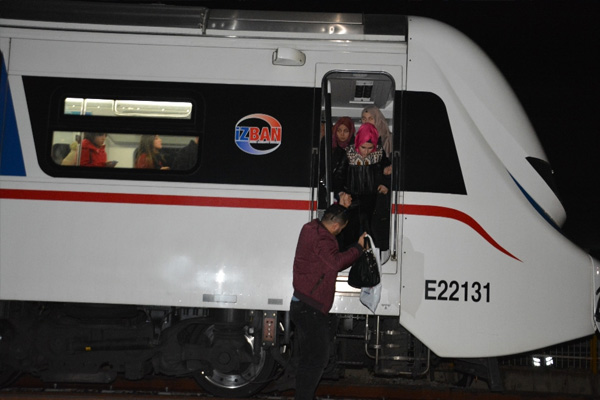 Tren bakım onarım işçisine çarptı