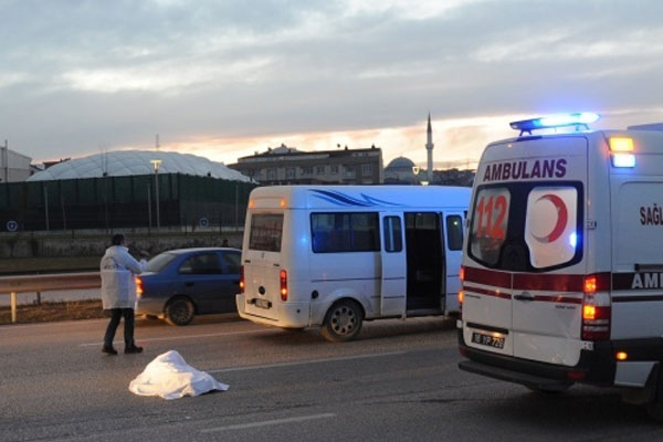Bursa'da servis aracı yayaya çarptı