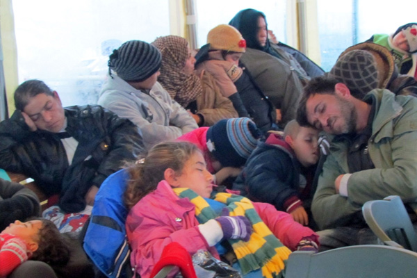 Çeşme’de 53 kaçak göçmen yakalandı