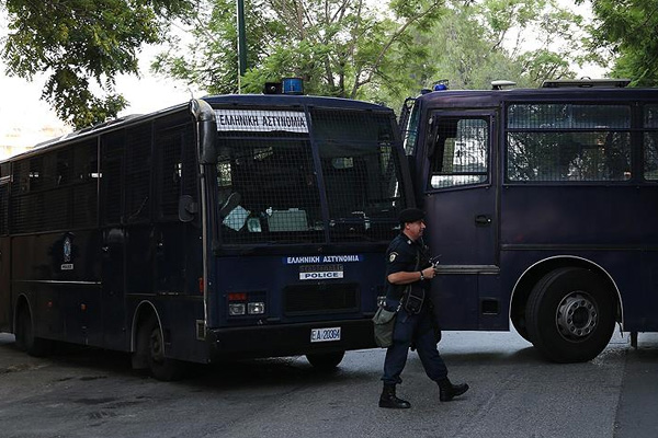Atina'da bakanlık binasında bomba paniği
