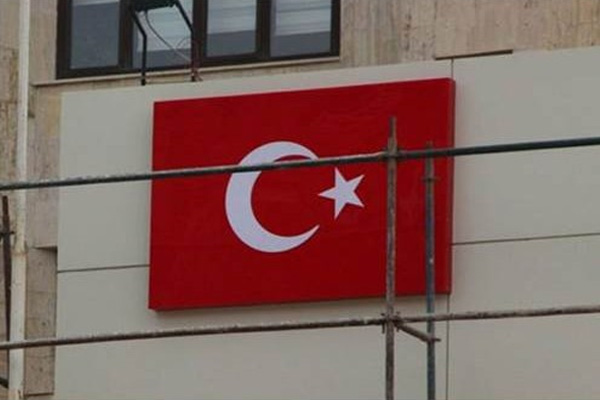 Diyarbakır Büyükşehir Belediyesi’ne Türk bayraklı tabela asıldı
