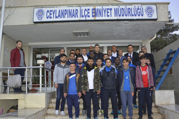 Futbolculardan polislere taziye ziyareti