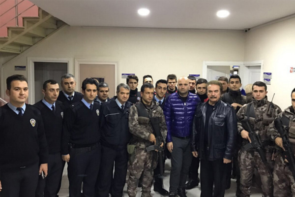 Sanatçılardan polis merkezlerine destek ziyareti