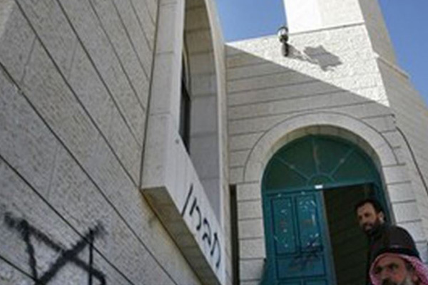 Saldırdıkları caminin ses sistemini parçaladılar