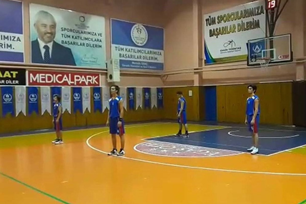 Liselilerden anlamlı protesto