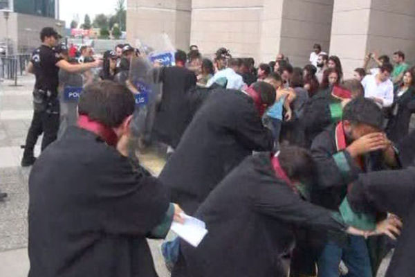 Adliye önünde avukatlara biber gazlı müdahale