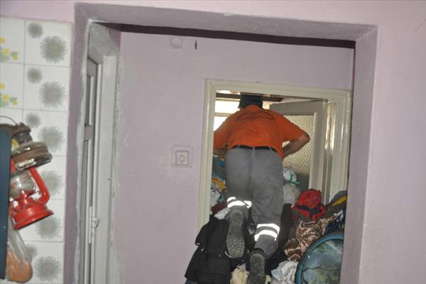 Çöp eve emekleyerek girebildi