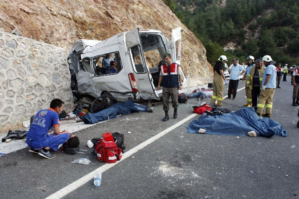 Suriyelileri taşıyan araç kaza yaptı: 9 ölü
