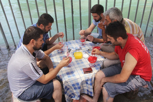 Adanalı esnaf sıcaktan kazanıyor