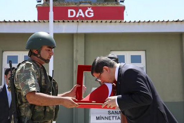 Davutoğlu ve Genelkurmay Başkanı sınırda