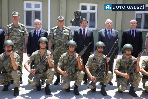 Davutoğlu Dağ Hudut Karakolu'nu ziyaret etti