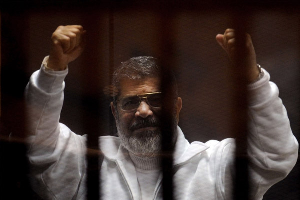 Mursi'den cezaevinde zehirlenme iması