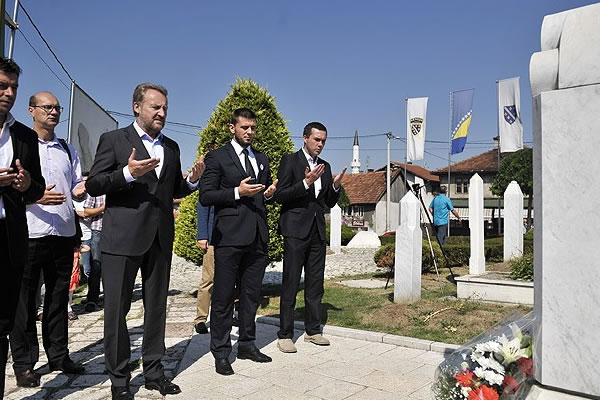 Aliya İzzetbegoviç kabri başında anıldı