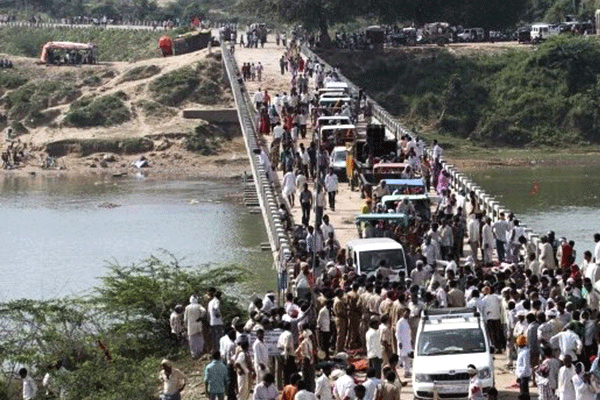 Hindistan festivalinde izdiham: 11 ölü