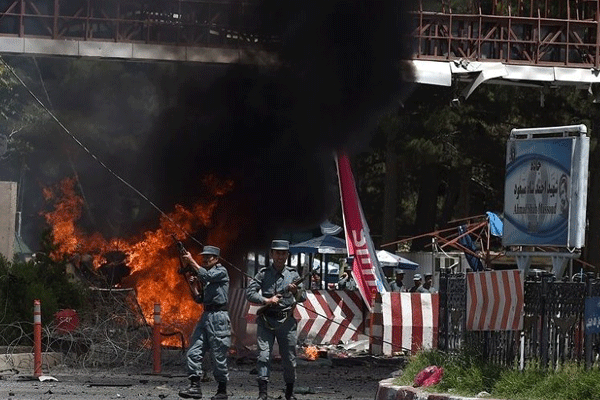 Taliban Kabil'de havaalanına saldırdı