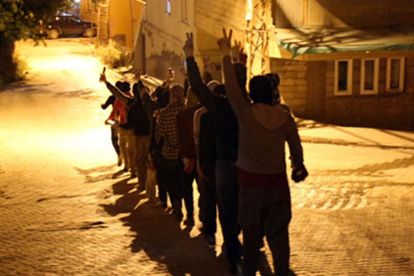 Cezaevine bomba attılar