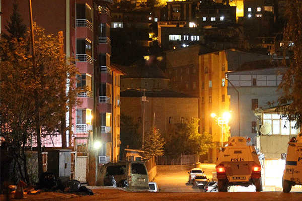 Bitlis'te polis lojmanına saldırı