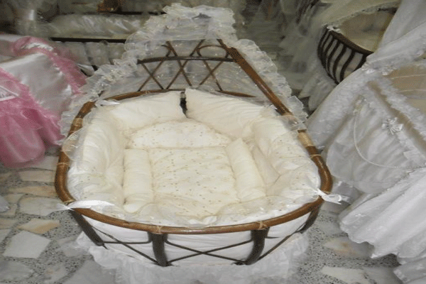 Bebeğini internetten satmaya çalıştılar