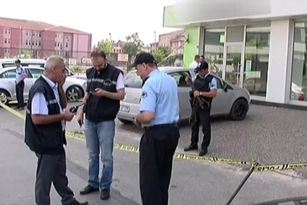 Canlı bombayım diyerek banka soydu