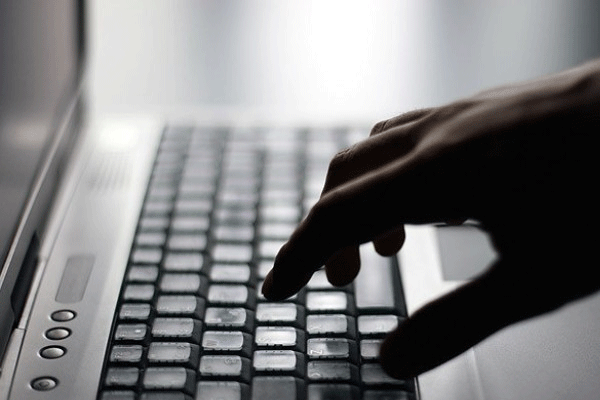 Erkekler internete daha bağımlı