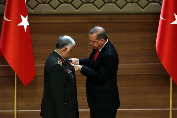 Özel'e şeref madalyası verildi