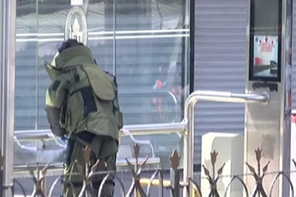 Şüpheli paket tramvayı durdurdu