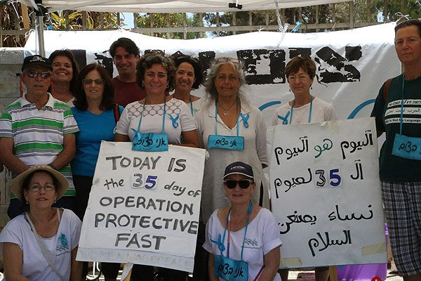 Netanyahu'nun konutu önünde 'barış orucu'