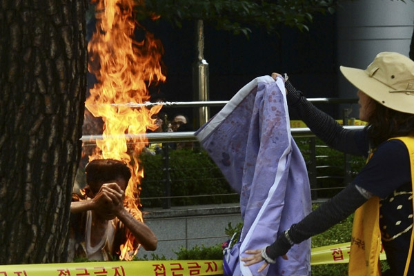 Japonya’yı protesto için kendini yaktı