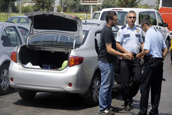 Plakasız araç polisi alarma geçirdi