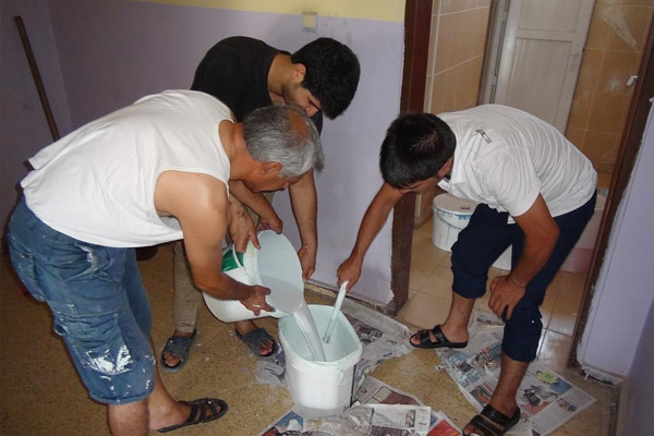 Öğretmenler okul boyadı