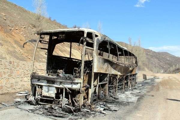 Otobüsü ateşe verdiler
