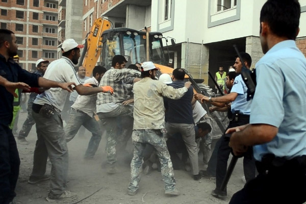 İnşaat işçileri birbirine girdi