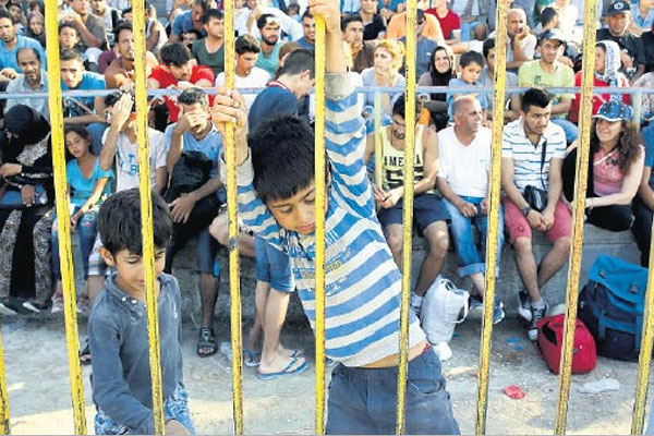 Mültecileri stadyuma kilitlediler