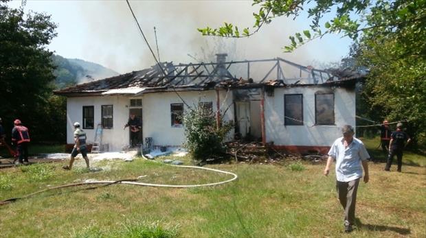 Fazla ısınan kablo evi kül etti