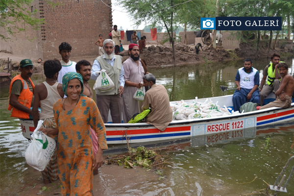 İHH Sel mağduru Pakistanlılara ulaştı