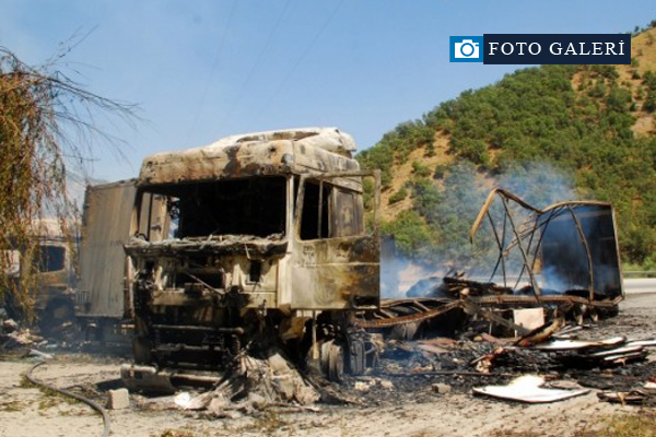Yol kesen PKK'lılar araçları ateşe verdi
