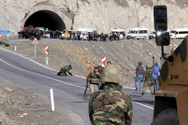 Hakkari-Van karayolu ulaşıma kapatıldı