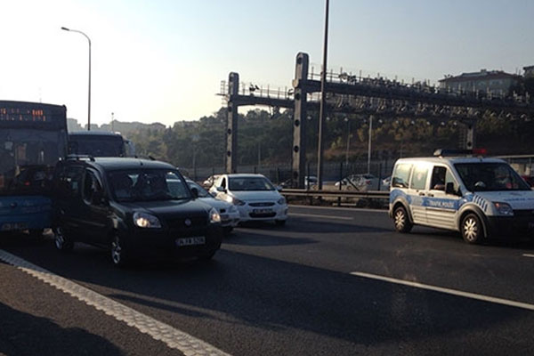 Bomba şüphesi TEM'i trafiğe kapattı