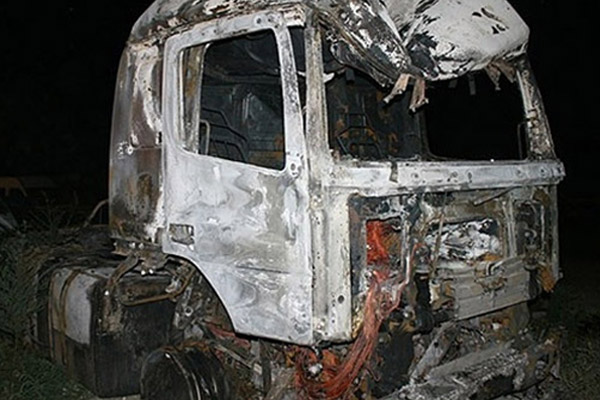 Tunceli'de yol kesip tır yaktılar