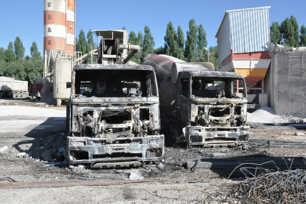 Ağrı'da PKK 7 araç yaktı