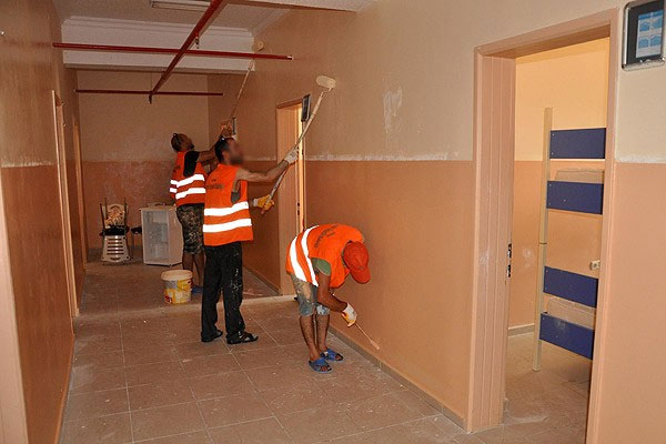 Hükümlüler okullardaki tadilat ve boya işlerini yapıyor