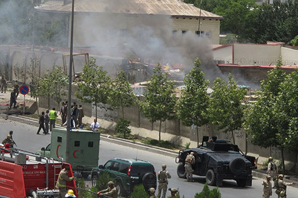 Pakistan'da bakanın evine bombalı saldırı