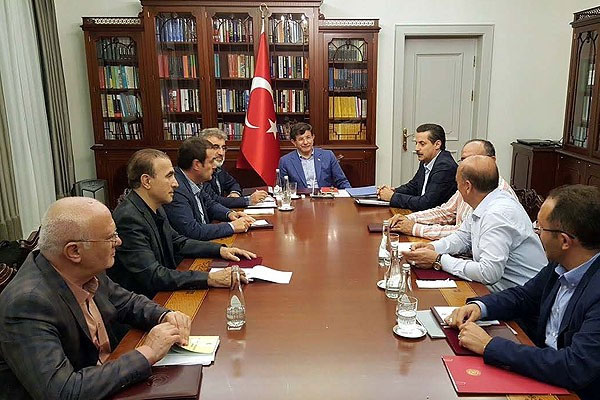 Davutoğlu, Bahçeli ile görüşme öncesi toplantı yaptı