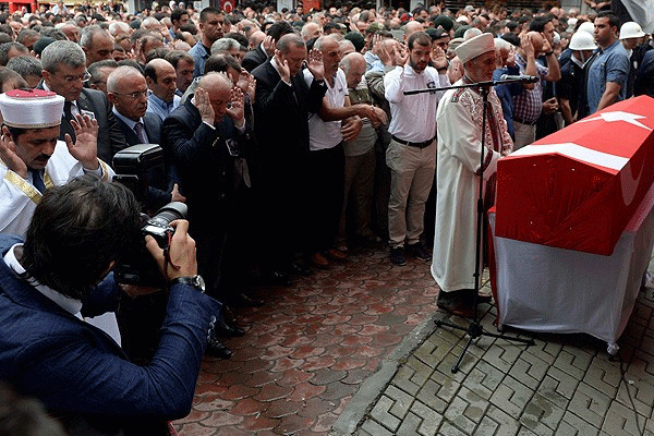 Komiser son yolculuğuna uğurlandı